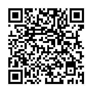 连忙抬起头只见一个桀骜伟岸的身影慢慢走了过来二维码生成