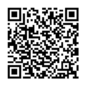 连忙睁开眼推开了身边正往她衣服里伸手的男人二维码生成