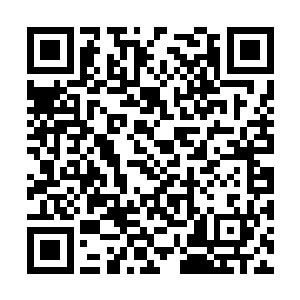 退了两步下意识地和这个危险的男人保持安全距离二维码生成