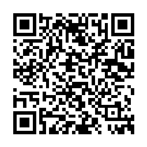 透过大厦的窗户可以看见外面的夜空和安大略湖二维码生成