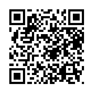 透过拱门能够看到在里面摆放着四个小型宫殿二维码生成