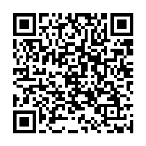 通过不断的在阵地前沿穿插跑动来寻找敌军的空档二维码生成