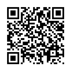 通过房间的观察镜正好看到他的房门二维码生成