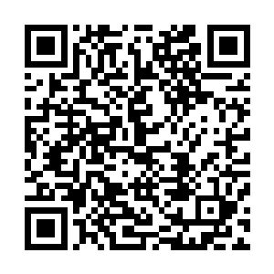 避开了公司里的摄像头偷偷地来到了地下一楼的三号仓库前二维码生成
