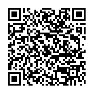 邋遢老者突然将手中一本发黄的线装书籍推到了正蹲在跟前的犀利怀里二维码生成