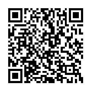 那三个人似乎并没有将注意力放在服务员的身上二维码生成