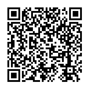 那个以前只能在这里赚点辛苦钱的小老板摘下头上的礼帽弯腰鞠躬二维码生成