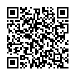 那个执事拿出任务本然后伸手拿起流墨墨的任务簿放到上面二维码生成
