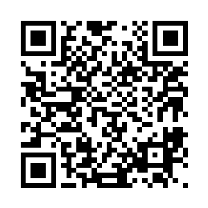 那个方少直接走向了正在和别人攀谈的安娜二维码生成