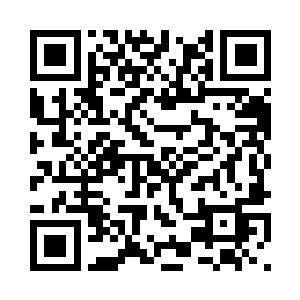 那个游人拿着一把自己打磨的骨刀二维码生成