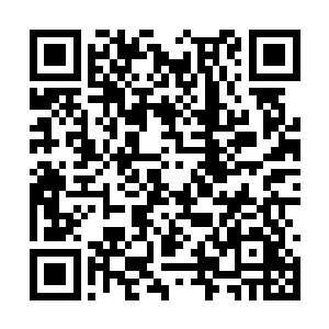 那个被世子殿下一手推入墙内的酒鬼汉子坐在地上二维码生成