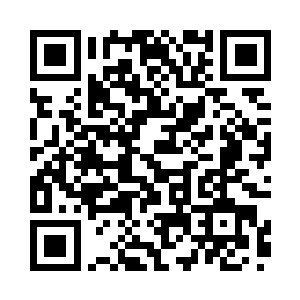 那个身穿西装的男子看到夏天的时候微微一笑二维码生成