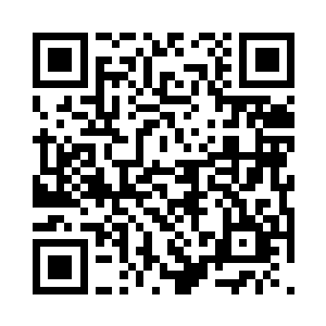 那么自然的坐到沙发上拿着遥控器播着台二维码生成