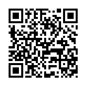 那些围观的男学生在一旁不时的看过来二维码生成