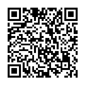 那人从腰间又抽出刚才收起的长剑直接朝着身后挥去二维码生成