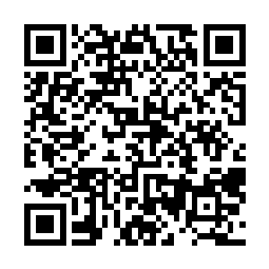 那人将托盘里将五锭金子一个一个轮流放在嘴里咬上一口二维码生成