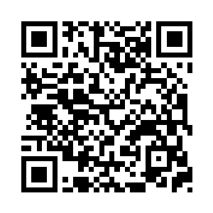 那位引秦宇进来的导购员先是给四人倒了杯水二维码生成