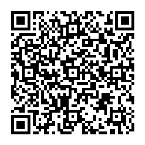 那几个满脸横肉的人竟然都拿着那种让自己感到恶心和愤怒的目光上下盯着自己的墨二维码生成