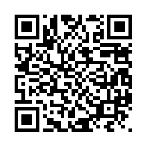 那几个男生们还是不自觉地盯着小小看二维码生成