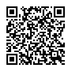 那原本缓步行走的出殡队伍似乎是被女孩先前的那声惊呼所吸引二维码生成