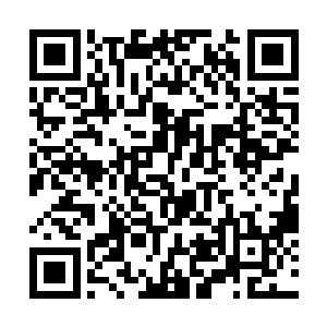 那名早为人妇的妖娆苗女兴致勃勃地坐在桌前长凳上二维码生成