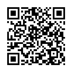 那名经理模样的人一看到倒在地上的两人二维码生成