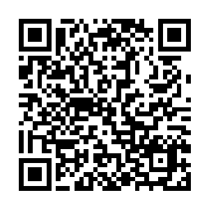 那名跟着他的年轻男子就从手中的包里取出一瓶药水二维码生成