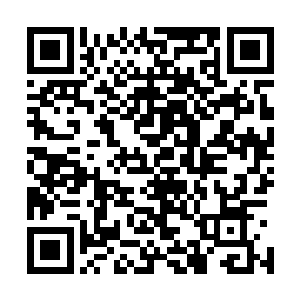 那因陀罗轮上雕刻的人物是一个脑后焕发出光芒的菩萨造型二维码生成
