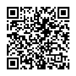 那女的身上绳子被挑开后立刻伸手取出她口中被塞着的破布二维码生成