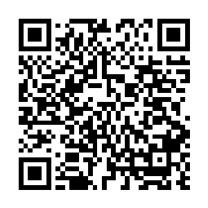 那妇人横冲直撞地就朝着之前那个卖邮票的小贩那处冲去二维码生成