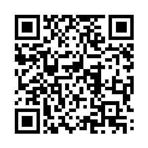 那家伙正蹲在自己的跑车旁边打电话二维码生成