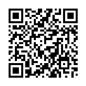 那张摊平的白纸旁又多了一卷白纸二维码生成