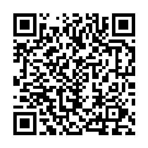 那持巨剑的人类男子同时受到两名血族和一名魔族的围攻二维码生成