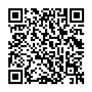 那玉冕罗雄从纳戒中取出了一柄雪亮的白色长剑二维码生成