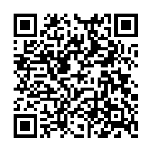 那美女记者周芸就拿着话筒朝着他快步走了过来二维码生成