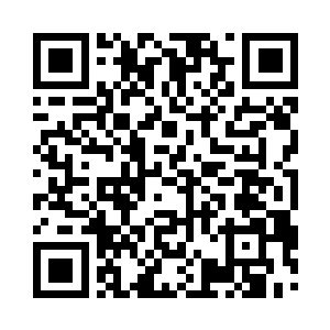 那自信的耀眼的笑容落在了不远处的两人眼底二维码生成
