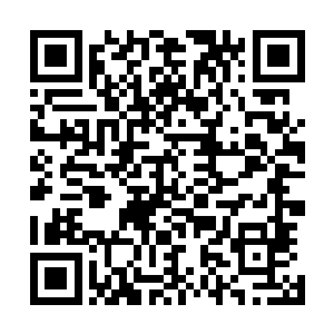 那艘天禄堂张家的浮空飞舟也刚好悬停在离张铁不远的地方二维码生成