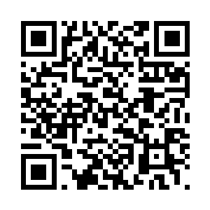 那辆面包车被丢弃在一家大型超市前二维码生成