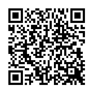 那道深深的乳沟不知道究竟是发育早熟还是刻意挤压成那样二维码生成