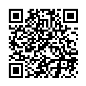 那里坐着一个也穿着医院统一才服的女人二维码生成