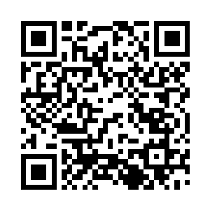 那顶在大众车上面的面包车才开始后退二维码生成