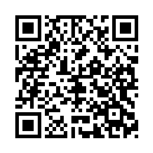 邵丽红和朱晓艳一左一右贴在夏云杰的胸口二维码生成