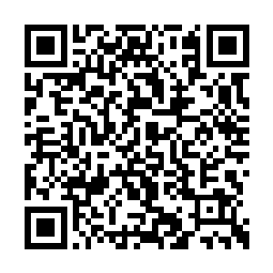 邵华发现他的手指在嘴唇上摩挲着正忘我的走神二维码生成