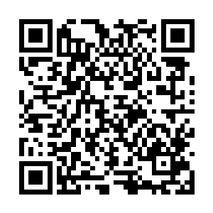 邵玄便见到那位大叔正将浮在河上的木头往岸上拖二维码生成