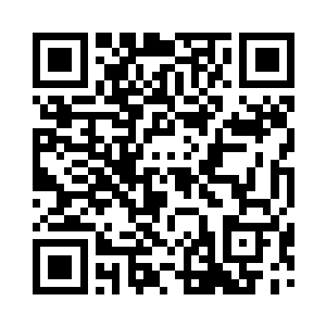 邸坤成和丁长生并肩站在会议室的玻璃后面二维码生成