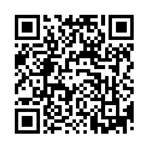 邻桌有个在低头吃汤粉的中年男子摇了摇头二维码生成