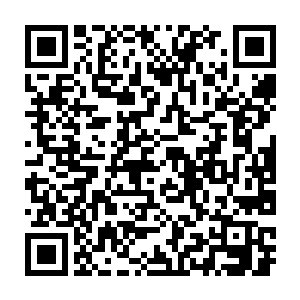 郑重还很有赔罪态度的去把酒店楼道上一个带烟灰缸的垃圾箱给挪过来二维码生成