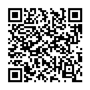 郜晋的目光不由自主瞄到了挂在墙壁上面的电视机二维码生成