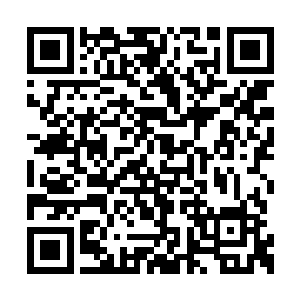 都向着前面一张正在往着手术室外面移动的病床二维码生成