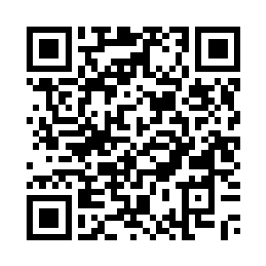 都是很朴素简单的牛仔裤加旅游鞋二维码生成